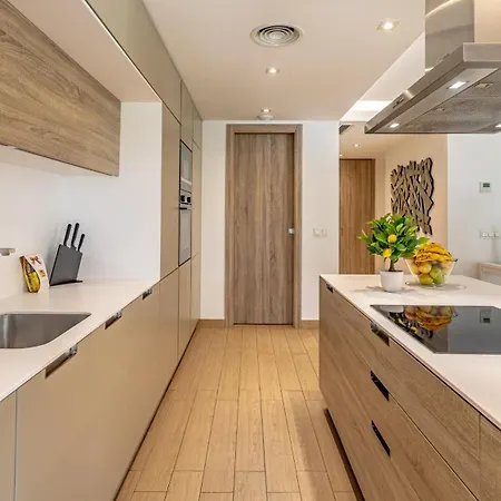 Vacation I Royal Banus Apartment, Swimming-pool, Minutes From The Marina, The And Luxury Shopping Apartment