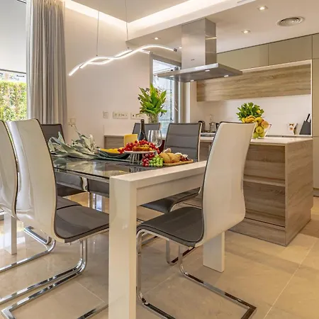 Апартаменти Vacation I Royal Banus Apartment, Swimming-pool, Minutes From The Marina, The And Luxury Shopping