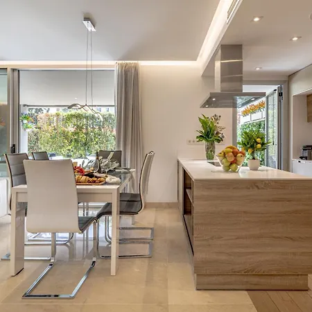 Vacation I Royal Banus Apartment, Swimming-pool, Minutes From The Marina, The And Luxury Shopping *