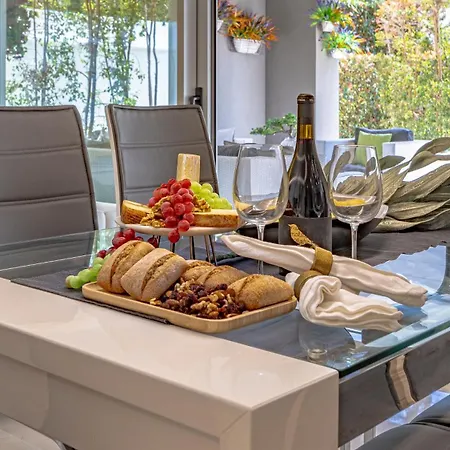 Vacation I Royal Banus Apartment, Swimming-pool, Minutes From The Marina, The And Luxury Shopping *